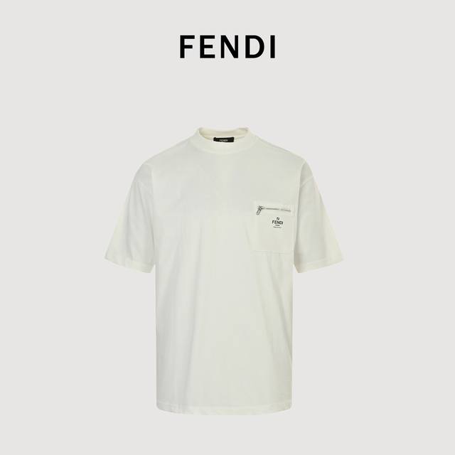 Fendi 芬迪25Ss口袋拉链字母Logo短袖T恤 采用高质量面料制作而成，无论是日常穿搭还是参加派对，都能展示出您的时尚品味和个性。这款短袖具有舒适的剪裁和