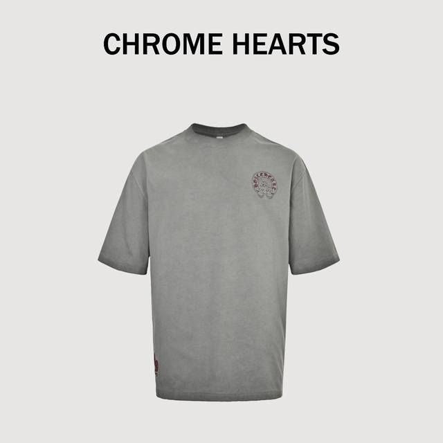 Hearts重工马蹄十字架五金做旧五金短袖 前后贴皮设计 皮上面都有开模十字微标 十字架全部定制开模 上面的十字全部手工一个个缝制上去的 相当费时费力 激光定位