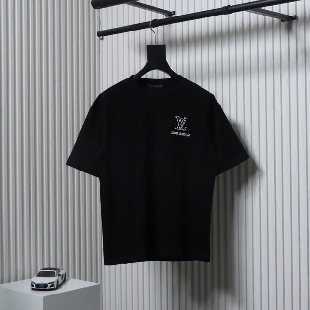 Louis Vuitton 路易威登 Lv 25Ss 划线Logo短袖T恤面料采用定制240G 26支特滑双股精棉平纹高密无尘全棉布料。前幅高密度加厚，走线平整