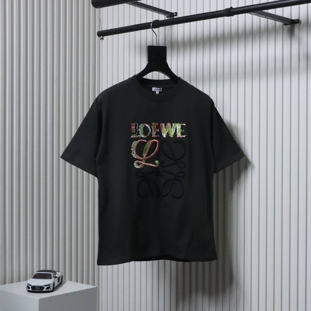 Loewe 罗意威 25Ss 彩色刺绣短袖T恤面料采用定制240G 26支特滑双股精棉平纹高密无尘全棉布料。前幅高密度加厚，走线平整，代工品质，全套定制辅料。尺