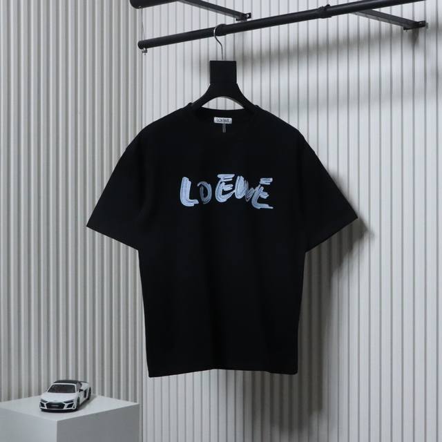 Loewe 罗意威 25Ss 虚线四叶草短袖T恤面料采用定制240G 26支特滑双股精棉平纹高密无尘全棉布料。前幅高密度加厚，走线平整，代工品质，全套定制辅料。