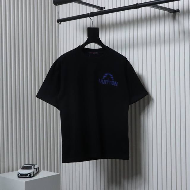 Louis Vuitton 路易威登 Lv 25Ss 黑蓝字母短袖T恤面料采用定制240G 26支特滑双股精棉平纹高密无尘全棉布料。前幅高密度加厚，走线平整，代