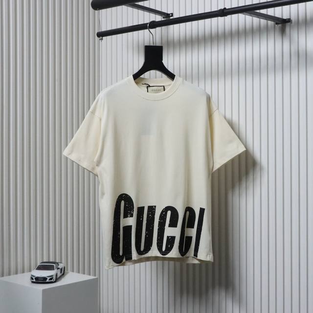 Gucci & Balenciaga 下摆斑驳字母印花短袖高级感十足。纯棉面料，做工细致，男女同款宽松版型，时尚大气。颜色：黑、白 Size:Xs-L