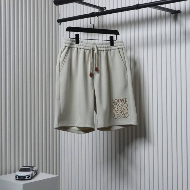 Loewe 罗意威 25Ss 毛巾绣Logo短裤 Loewe罗意威新款短裤，以精湛工艺重塑经典，融合前沿科技与传统匠心，极简廓形，高腰设计与微A字剪裁，视觉拉长