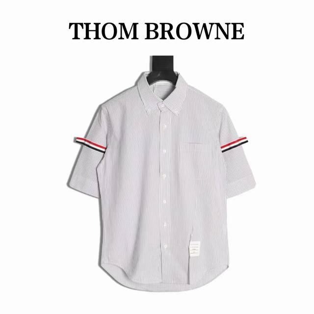 Thom Browne 汤姆布朗 Tb袖标条纹短袖衬衫 Tb牛津纺短袖色织条纹衬衣 面料采用高定色织条纹牛津纺纯棉面料 条纹为高定色织 工艺精湛 做工高档 扣子
