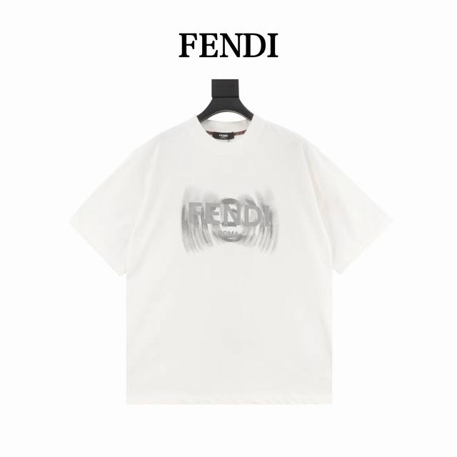 Fendi 芬迪25Ss渲染字母Logo短袖T恤 采用高质量面料制作而成，无论是日常穿搭还是参加派对，都能展示出您的时尚品味和个性。这款短袖具有舒适的剪裁和休闲