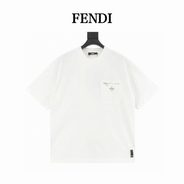 Fendi 芬迪25Ss口袋拉链字母Logo短袖T恤 采用高质量面料制作而成，无论是日常穿搭还是参加派对，都能展示出您的时尚品味和个性。这款短袖具有舒适的剪裁和