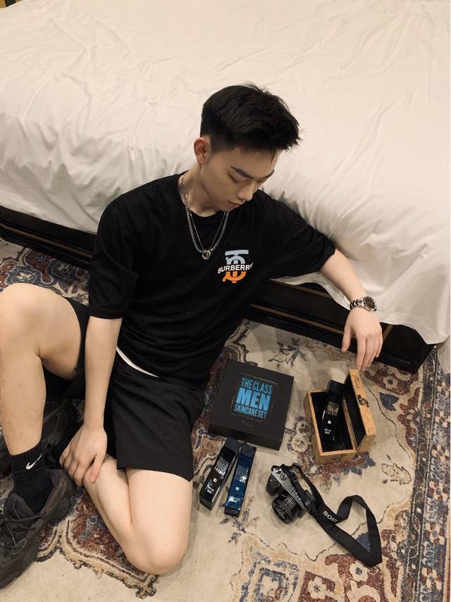 上新！Burberry巴宝莉字母短袖T恤！ 今年不可错过的经典印花棉质Tee,上身很洋气显瘦内搭外穿都看 高密针织圆领设计，平整简约！亲肤透爽！T恤面料的柔软性