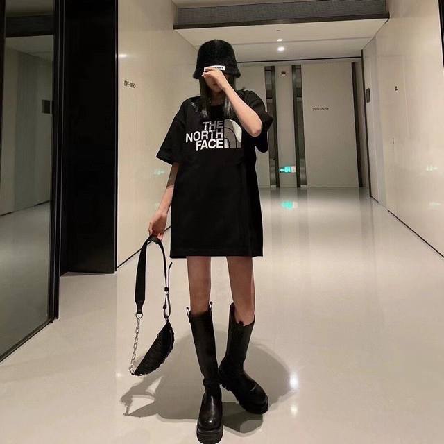 上新！标志Logo，化繁为简！Tnf 北面极简的设计转化为服装语言，就如这件基础短袖T恤，有着极其细腻的面料质感，平淡中无处不透入极简高级质感！ 简单、个性、品