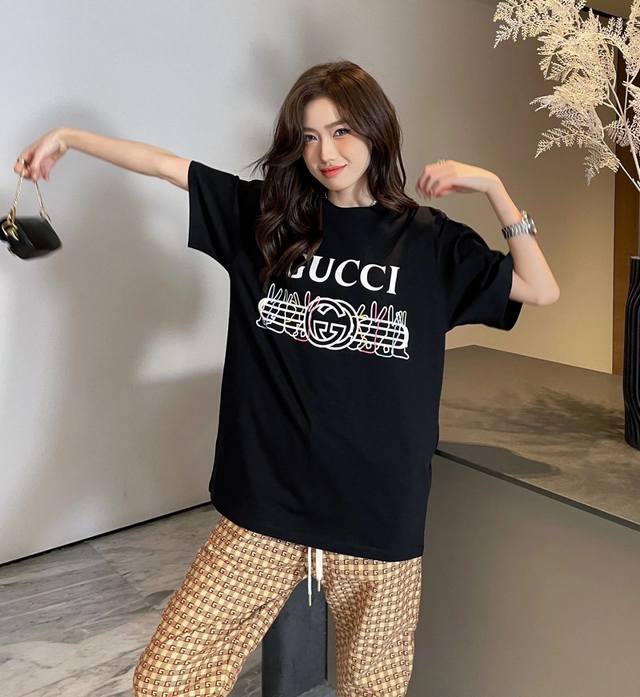 Gucci 五彩兔子字母短袖 上身图