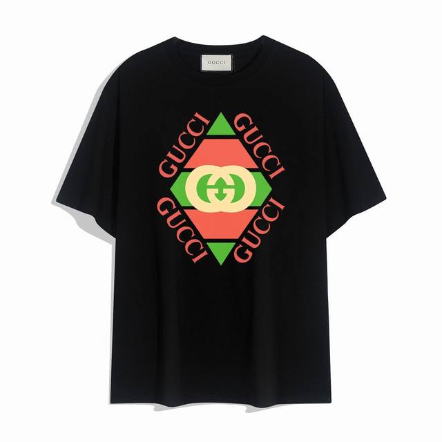 Gucci 新款菱形字母短袖T恤,简单的设计看起来特别大方！版型剪裁特别有讲究！上身很洋气显瘦内搭外穿都看高密针织圆领设计，平整简约！亲肤透爽！T恤面料的柔软性