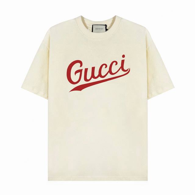 Gucci大红字母短袖T恤,简单的设计看起来特别大方！版型剪裁特别有讲究！上身很洋气显瘦内搭外穿都看高密针织圆领设计，平整简约！亲肤透爽！T恤面料的柔软性舒适性