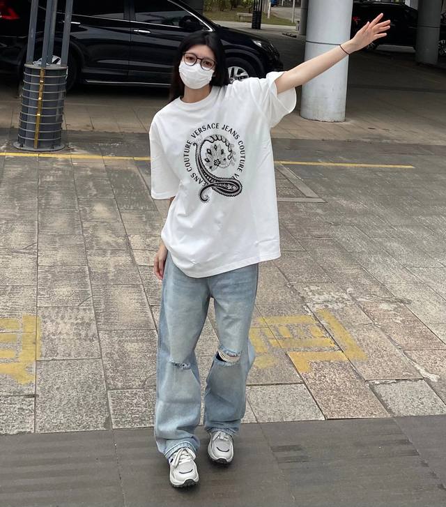 Versace 范思哲字母印花短袖 上身图