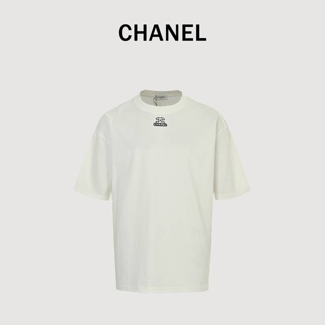 Chanel 香奈儿 25Ss 胸口小标短袖T恤 面料采用定制240G 26支特滑双股精棉平纹高密无尘全棉布料。前幅高密度加厚，走线平整，代工品质，全套定制辅料