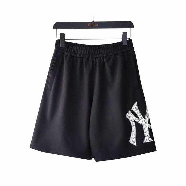 实拍细节图+尺码表 Mlb 大Logo字母印花短裤 #可识别防伪芯片版本# 吊牌一张一码，洗水唛贴有防伪可识别芯片。识别出来的数字与洗水麦号码数字对应一致。 颜