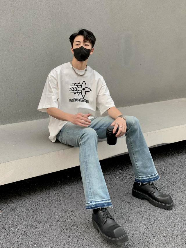 Lv路易新款情侣基础休闲T恤圆领短袖简约百搭款！ 作为备受潮人喜爱的百搭单品，甄选精梳棉面料！舒适透气有型！基础百搭版型！不挑身材年龄！新款配色超级美腻！上身很