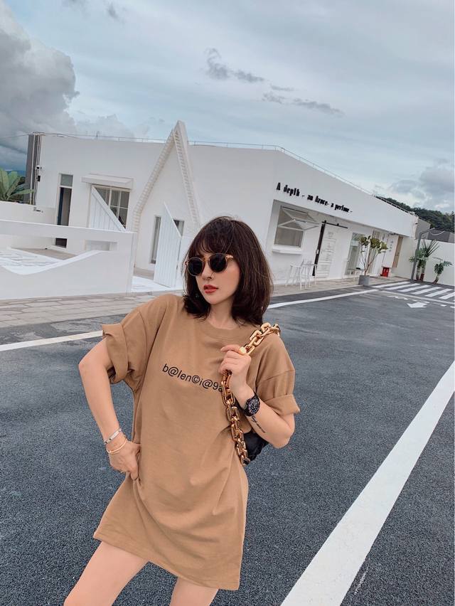上新！Balenciaga巴黎世家新款短袖T恤，把经典玩出不同，打破单一设计再创造，增多点趣味性！男女同款入，厚实有质感，透气且吸汗，喜欢就盘她！ 尺码：S-3