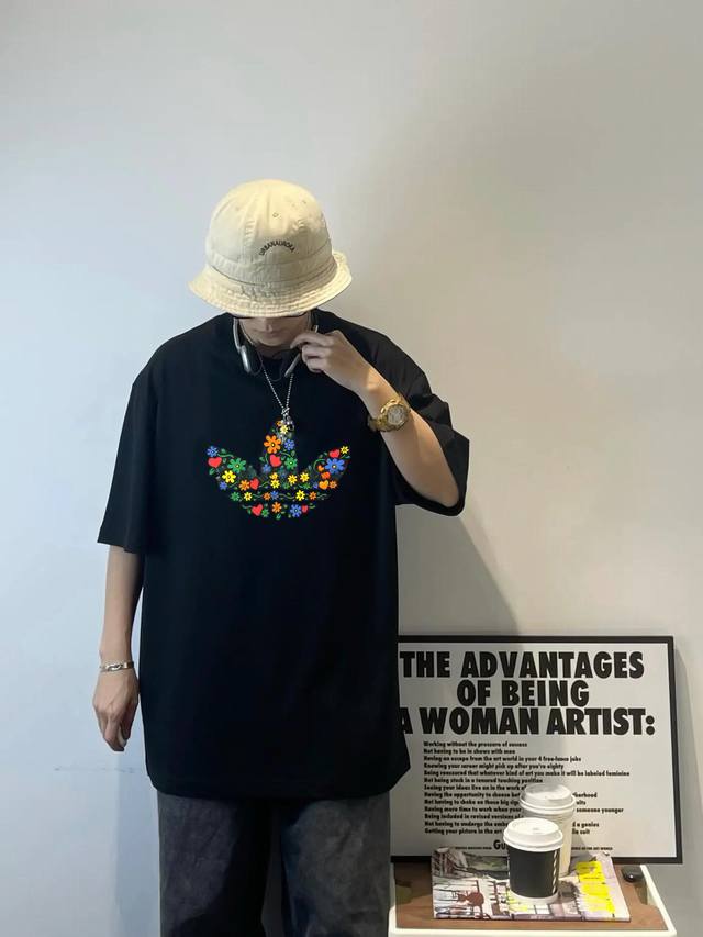 上新！元素碰撞，超级吸睛！Adidas 阿迪达斯夏日情侣款圆领短袖T恤，全部采用上等原料，质感好颜色鲜明！ 这种款式上身回头率超高！基础款的圆领Tee,男女均可