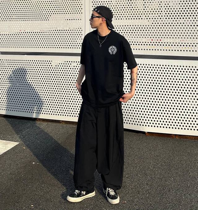 上新！克罗心经典短袖T恤，标志Logo极简的设计转化为服装语言，就如这件基础短袖T恤，有着极其细腻的面料质感，平淡中无处不透入极简高级质感！ 简单、个性、品牌辨
