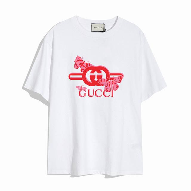 Gucci古驰新款短袖T恤,简单的设计看起来特别大方！版型剪裁特别有讲究！上身很洋气显瘦内搭外穿都看高密针织圆领设计，平整简约！亲肤透爽！T恤面料的柔软性舒适性