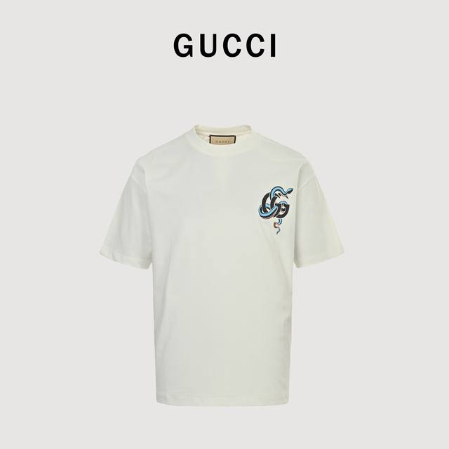 Gucci 古驰 25Ss 蛇年限定印花短袖T恤 采用独特的标识设计，巧妙融入蛇年生肖印花， 圆领剪裁简约大方，彰显时尚气息。本款T恤定制选用260克 ％双纱纯