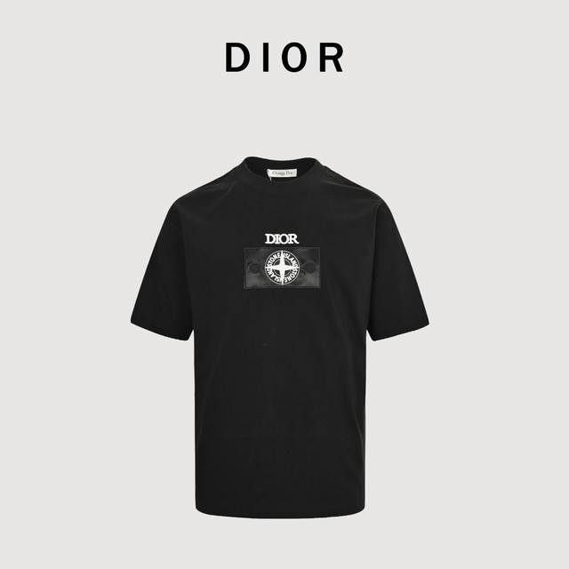 Dior X Stone Island 联名款 25Ss 罗盘贴布刺绣短袖T恤 此款T恤采用了280克高支高密的面料，质感高端，独家定制。 我们特别采用了定织定