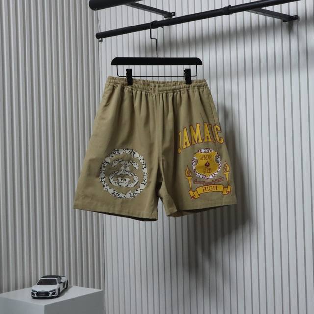 Stussy X Denim Tears 联名款 Ss25 印花休闲短裤 细节方面元素丰富 Stussy招牌黑桃 八号球 Ist牌均为百灵达刺绣工艺制作 元素丰