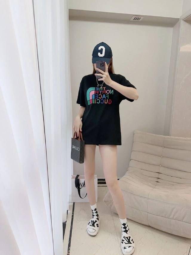 北面专柜同款 新款基础款短袖 真正的大厂原单品质！面料采用220高克重纯棉质地，反复水洗不易变形。 定位裁剪、版型纯正！正面是精致的北面小标点缀，背后经典大Lo