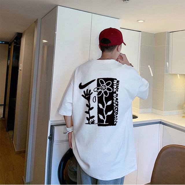 上新！元素碰撞，别致心情！经典的Nike 耐克标志性Logo Tee ！ 高密针织圆领设计，平整简约！亲肤透爽！面料的柔软性舒适性无可挑剔！男女均可驾驭，打破性