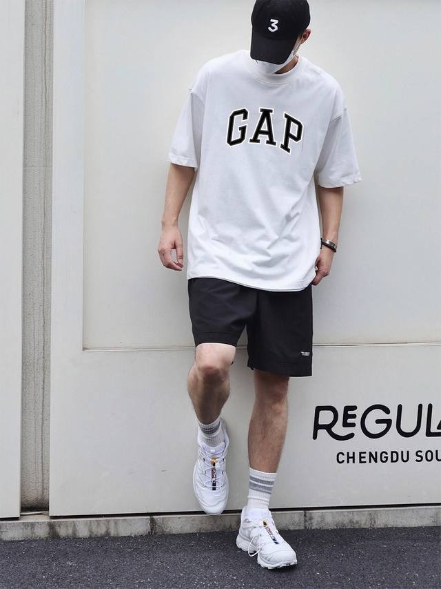 上新！Gap新款短袖T恤,版型剪裁特别有讲究！上身很洋气显瘦内搭外穿都看 高密针织圆领设计，平整简约！亲肤透爽！T恤面料的柔软性舒适性无可挑剔！男女均可驾驭，打