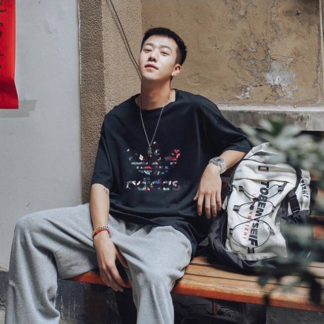 上新！Adidas 阿迪达斯三叶草新款上架！极简的设计转化为服装语言，就如这件基础短袖T恤，有着极其细腻的面料质感，平淡中无处不透入极简高级质感！ 简单、个性、