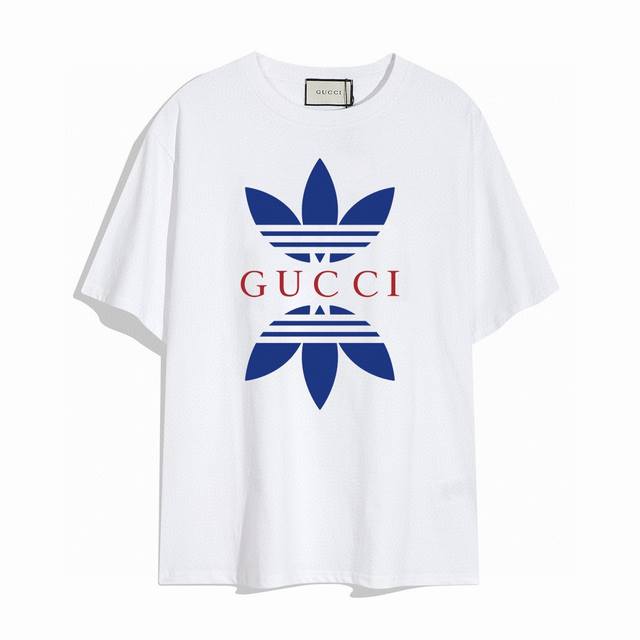 Gucci阿迪达斯联名款短袖T恤,简单的设计看起来特别大方！版型剪裁特别有讲究！上身很洋气显瘦内搭外穿都看高密针织圆领设计，平整简约！亲肤透爽！T恤面料的柔软性