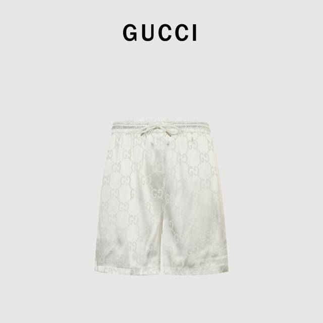 Gucci 古驰 24Ss 双G提花暗纹沙滩短裤 满印Logo的造型设计，桑蚕丝混纺会让衣服在柔软的同时保持很好的扩型效果，同时混纺工艺后的桑蚕丝材质比纯桑蚕丝