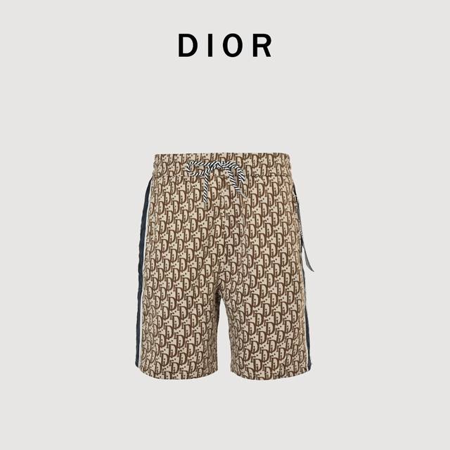 Dior 迪奥 25Ss 满印提花侧边织带短裤 灵感源自八十年代复古，摸着面料质感肉实，肌里感清晰可见，有净重感， 全身极致简约设计，拆版原样开发，内里全包边包
