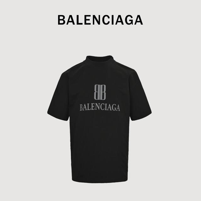 Balenciaga 巴黎世家 双B字母印花圆领短袖 采用双纱平纹， %棉，32支双纱棉高密布，面料用的是国产新疆优质棉纱，新疆棉花是国产棉花中公认的优等材料。