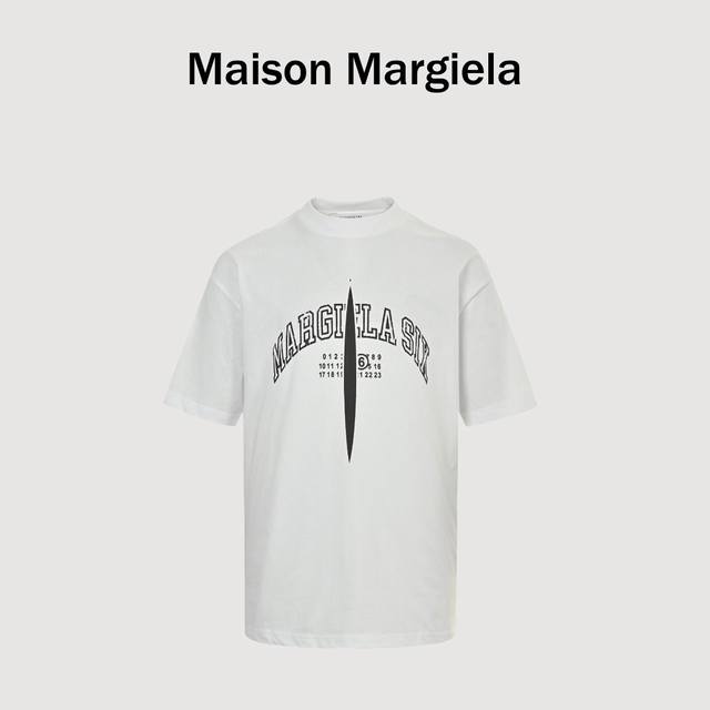 Maison Margiela 马吉拉 25Ss 开衩印花短袖T恤 面料定织定染 G32支双纱面料，宽幅领口螺纹300G1*1全棉螺纹，久穿不变形，面料从买纱纺