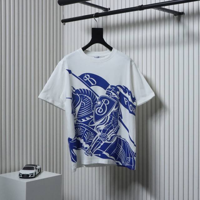 Burberry 巴宝莉 24Ss 骑士战马印花短袖对色定染麻棉面料、战马印花图案、全套辅料配备！采用280克双纱纯棉面料+2X2配套螺纹，区别于普通宽的面料克