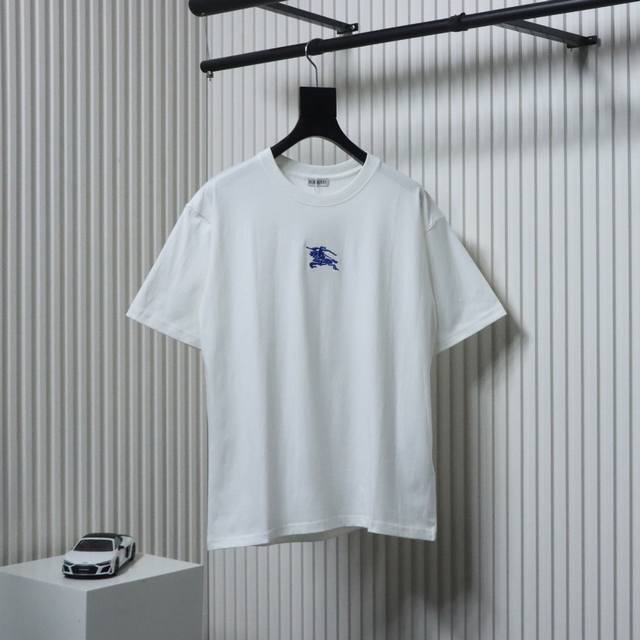 Burberry 巴宝莉 24Ss 胸前战马刺绣短袖面料采用260克双纱纯棉面料+2X2配套螺纹，，订染颜色后整蚀毛处理，对照原版做丝滑超柔处理，布面肌理股线清