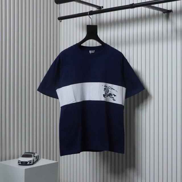 Burberry 巴宝莉 24Ss 白色横条战马印花短袖面料采用纯棉精梳棉面料，采用胸前战马刺绣条纹印花工艺 上身效果宽松休闲，百搭款，三标齐全 ，男女同款 A