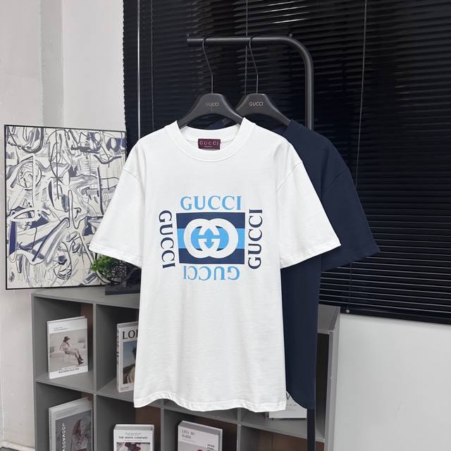Gucci 款号：G932#古驰经典Logo方框字母印花短袖 面料- 采用320克双股精梳棉面料.索罗纳螺纹订织订染国标一级面料 工艺：采用美国上市公司 康郦