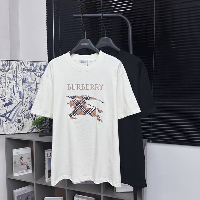 Burberry 款号：B628#博柏利新款棋盘格战马刺绣短袖官网新款 面料- 采用320克双股精梳棉面料.索罗纳螺纹订织订染国标一级面料 工艺：采用日本进口