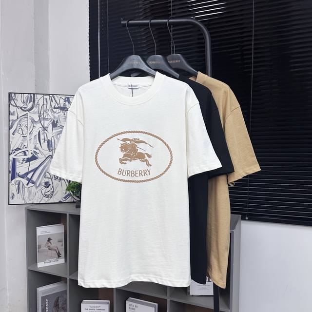 Burberry 款号：B629#博柏利官网新款绳索战马发泡印花短袖 面料- 采用320克双股精梳棉面料.索罗纳螺纹订织订染国标一级面料 工艺：采用美国上市公司