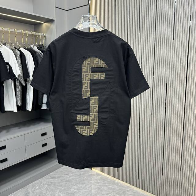 Ff芬迪 25Fw春夏新款圆领T恤 采用重磅320G双纱精梳棉材质 上身立体感强 采用 万针刺绣贴布绣花万针刺绣工艺喷绘效果 洗涤方式：面料仅限干洗或洗衣袋包裹