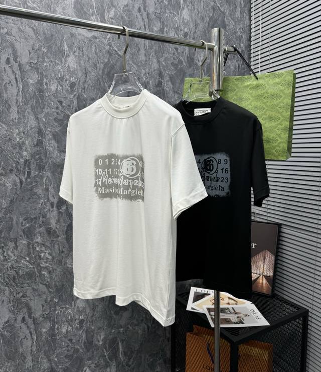 马吉拉 顶级货品 2025春夏新款首发专柜最新款短袖圆领T恤 微阔版型 高端订制 设计前卫时尚！品牌Logo重工艺设计 高端定制350克高克重面料.手感柔软.穿