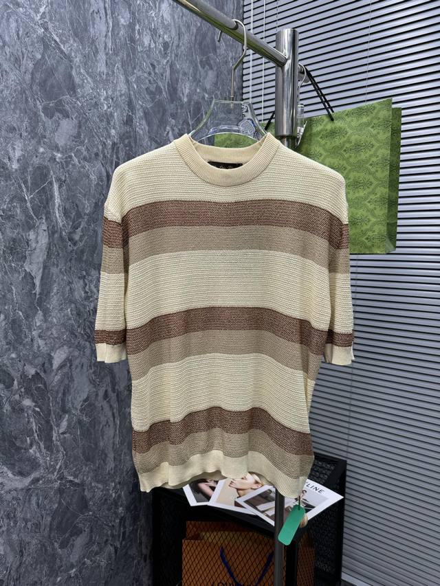 25Ss春夏新品 男士针织圆领短袖衫！采用纤维超细与高弹的伊力特纱线织造而成，质感与纹理都是超级的柔和，非常的轻薄柔软，手感极其的细腻丝滑，纱线越细做工就越难，