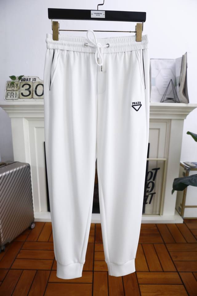 普拉* Pr*Da. 25夏季新品时尚男士休闲裤！采用进口舒适透气面料，奢华品牌经典原版字母Logo设计 上身随意舒服！松紧腰收口休闲搭配无束缚感！海外欧洲专柜