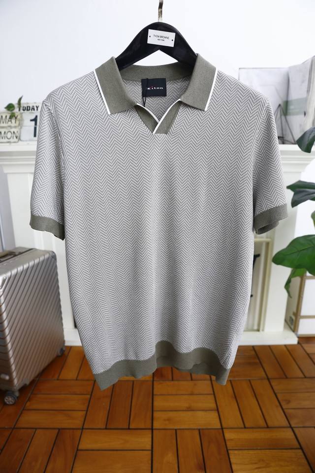 Kiton. 2025夏季新品男士针织短袖时尚精致领口设计！奢华品牌元素Logo搭配！非常显档次！任何人都可以轻松驾驭 采用高档针织面料！懂货的必须入！版型剪裁
