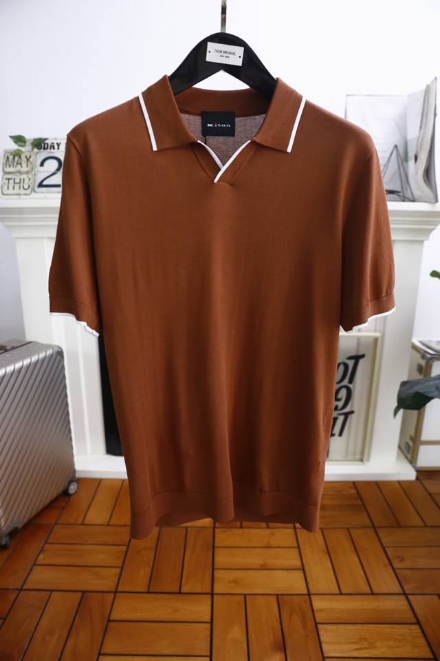 Kiton. 2025夏季新品男士针织短袖时尚精致领口设计！奢华品牌元素搭配！非常显档次！任何人都可以轻松驾驭 采用高档舒适透气针织面料！懂货的必须入！版型剪裁