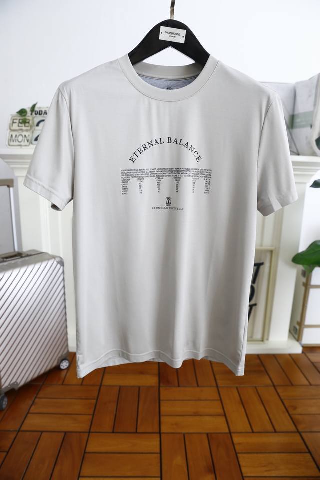 Brunello Cucinelli. 2025春夏新款时尚经典男士套头短袖！胸前奢华品牌字母Logo标识标注上身就能体会这款设计带来的年轻与时尚感！整体时尚而