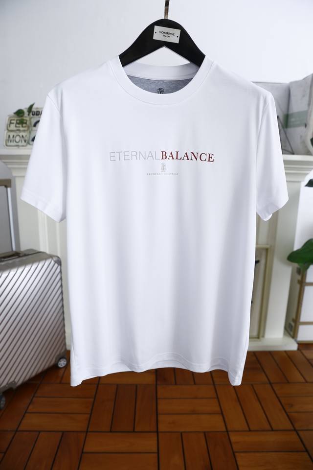 Brunello Cucinelli. 2025夏季新款时尚经典男士套头短袖！胸前奢华品牌字母Logo标识标注上身就能体会这款设计带来的年轻与时尚感！整体时尚而